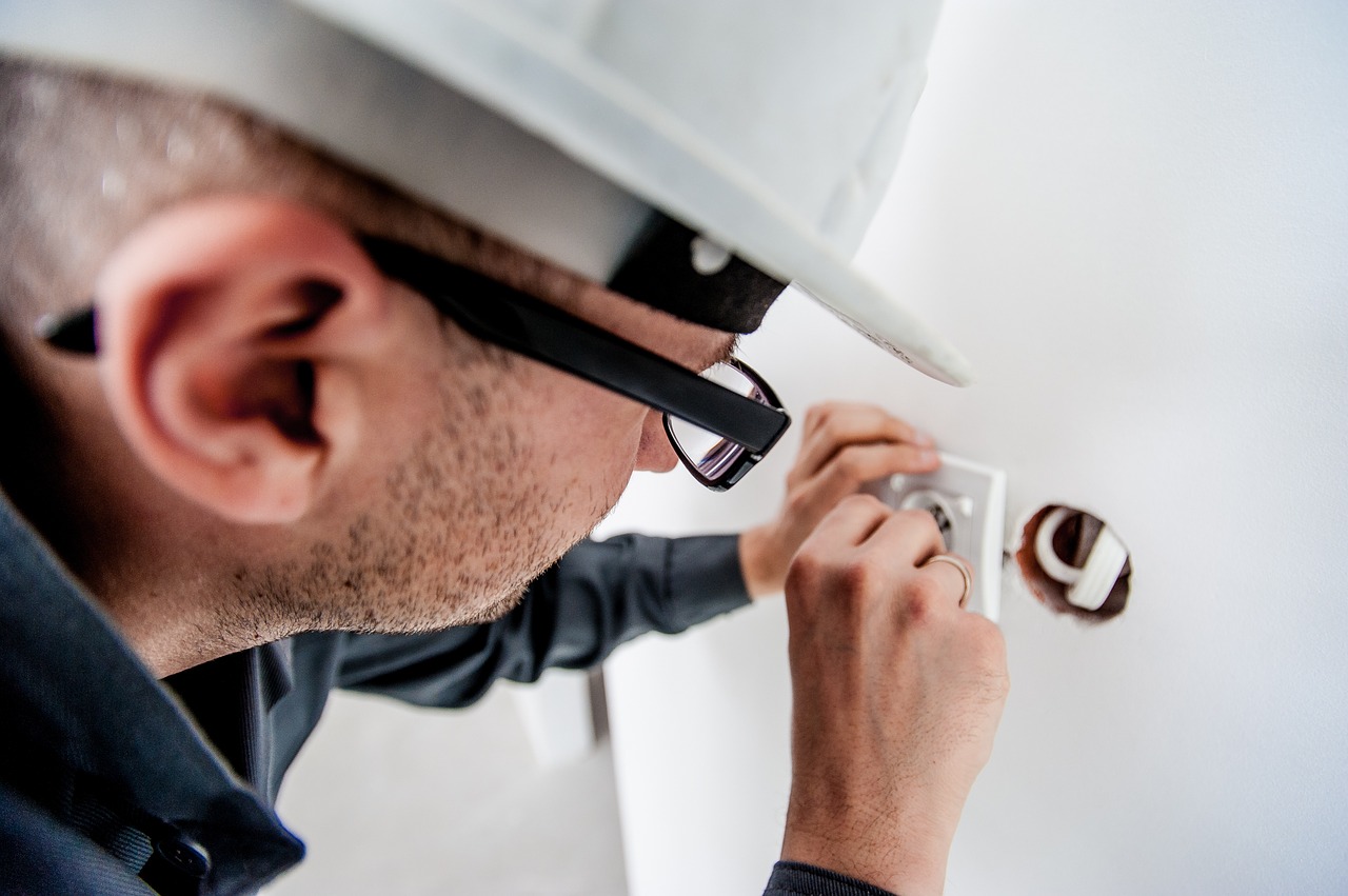 electrician-1080554_1280 electrician-1080554_1280